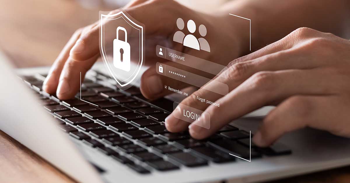 Ultimate Guide to GDPR Compliance: What Every Business Must Know 1 Ruke upisuju podatke na laptopu, s odrazom ekrana koji prikazuje proces prijave.