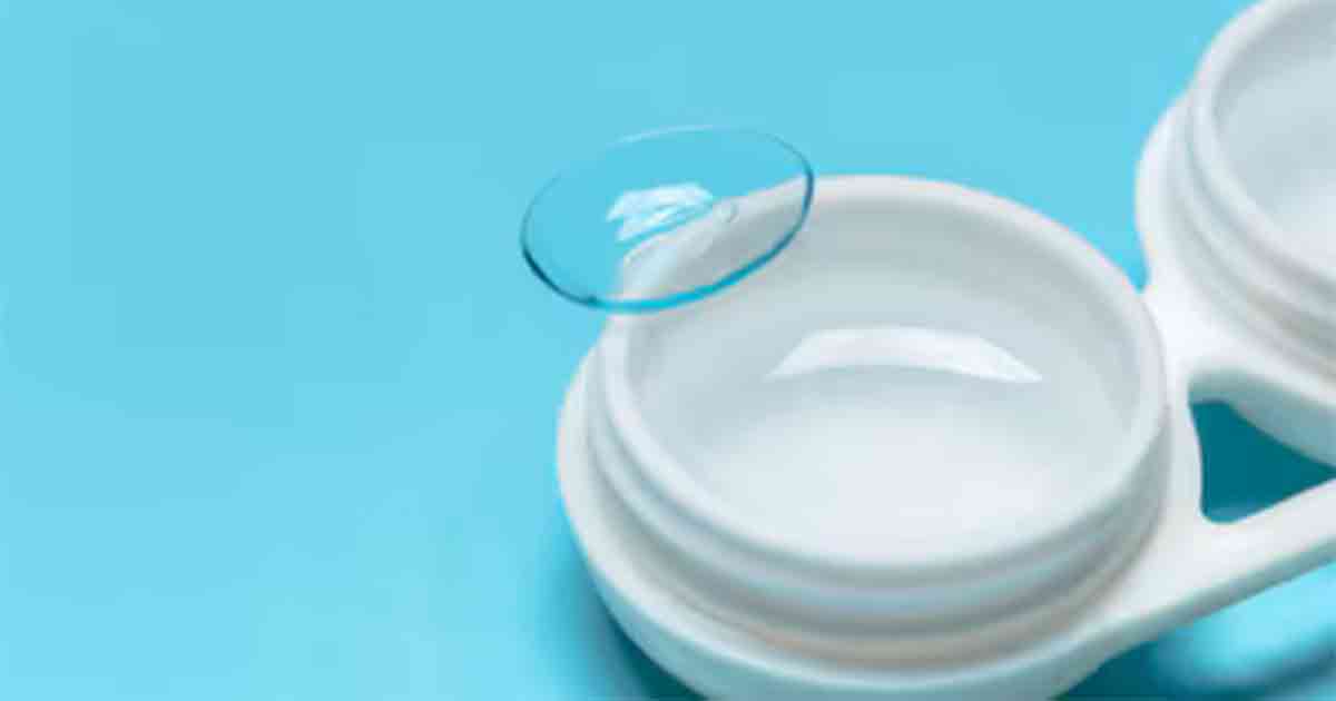 Tvrde kontaktne leće (RGP) s otopinom za čišćenje i kutijom za čuvanje.