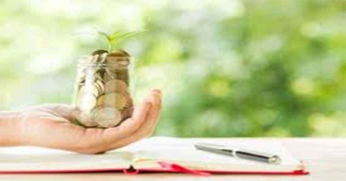 Financial literacy: 17 tips to start saving 1 Finakcijska pismenost - u ruci su naslagane kovanice
