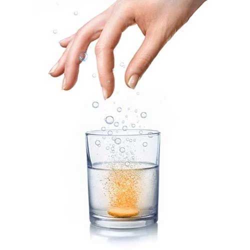 Magnezij i njegovi učinci: ključan mineral za živce, hormone i zdravlje 3 Magnezij šumeća tableta u čaši vode