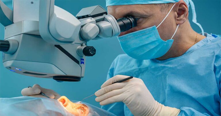 Operacija katarakte: sve što trebate znati o sivoj mreni 8 Operacija katarakte - oftalmolog tijekom zahvata